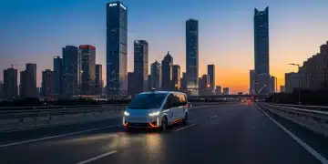 中国L4自动驾驶:2025年商业化路线图与挑战 一辆未来感十足的L4级自动驾驶汽车在中国现代化城市高速公路上行驶,背景是高楼大厦和傍晚的天空。