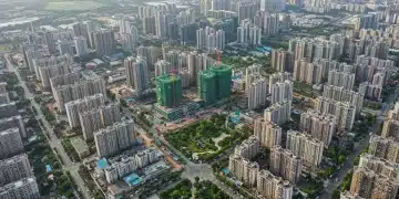 中国城市现代化住宅区鸟瞰图，展示房地产发展与城市景观