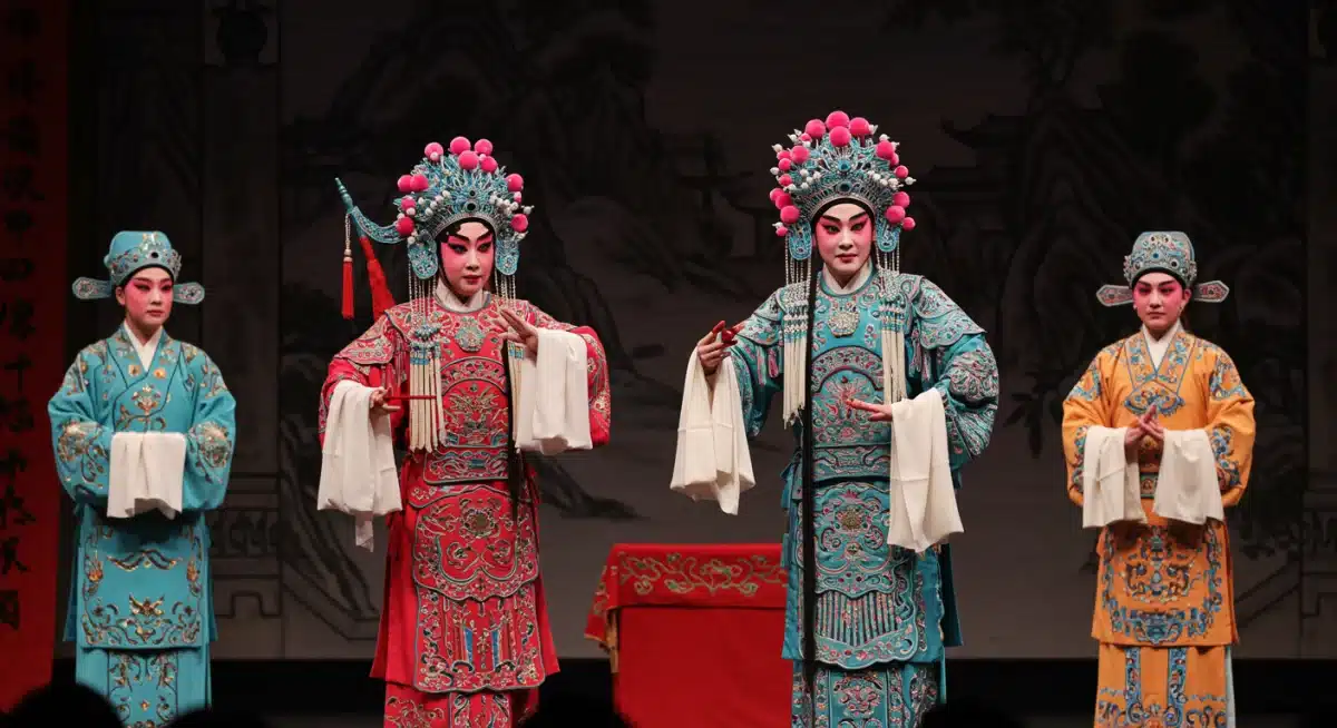 一场精彩的中国传统戏曲表演,展现了其独特的艺术魅力和深厚的文化底蕴。